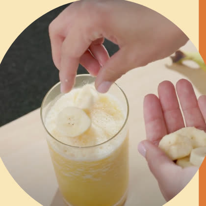 Adding banana to a Pleasantly Peach smoothie